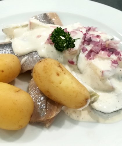 Filety śledziowe z młodymi ziemniakami