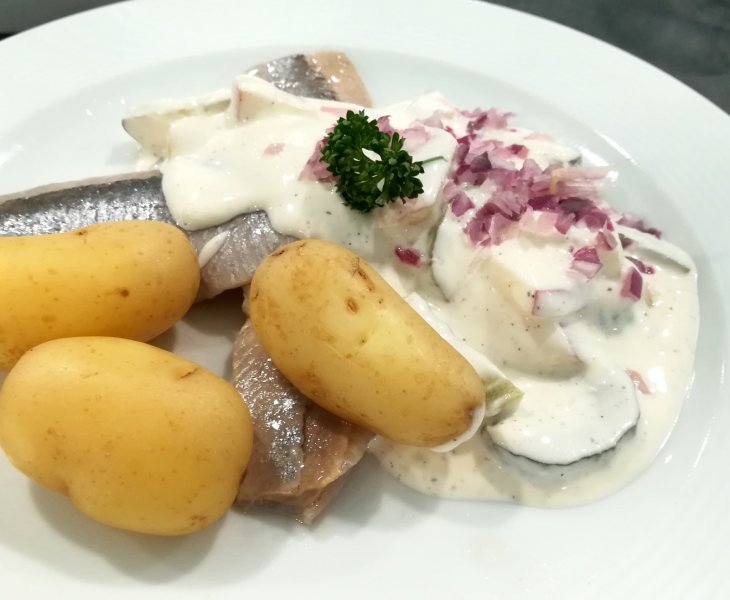 Filety śledziowe z młodymi ziemniakami