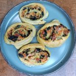 Roladki z ciasta francuskiego z jarmużem i boczkiem