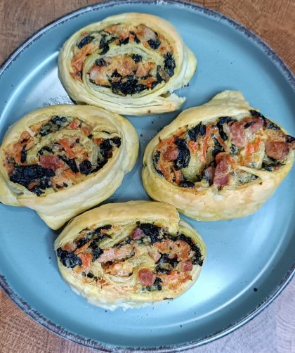 Roladki z ciasta francuskiego z jarmużem i boczkiem