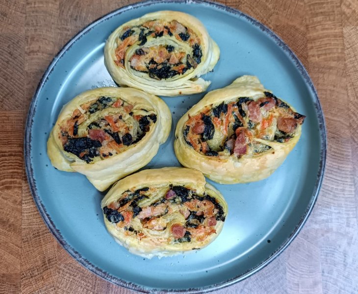 Roladki z ciasta francuskiego z jarmużem i boczkiem