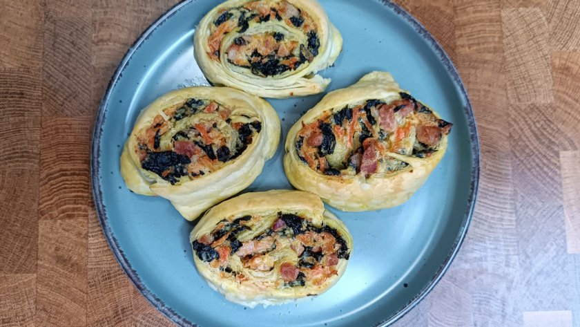 Roladki z ciasta francuskiego z jarmużem i boczkiem