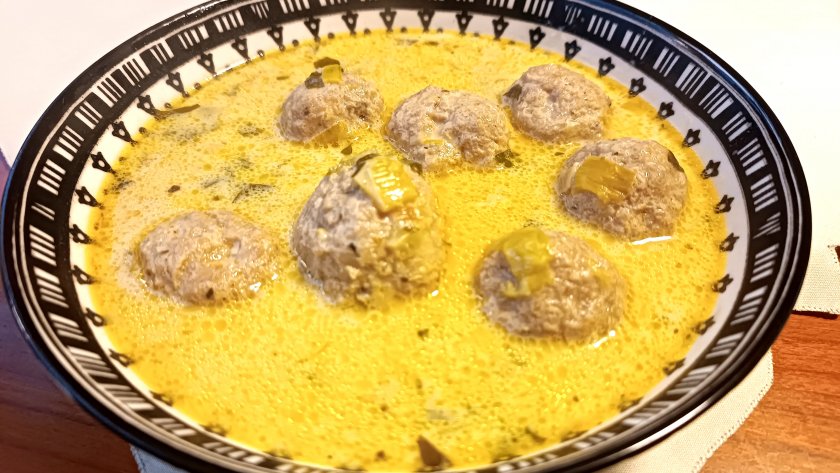 Zupa śmietankowo-serowa z domowymi klopsikami